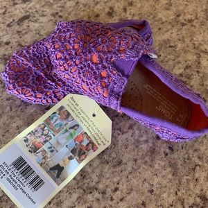 Tons tiny classic baby shoe